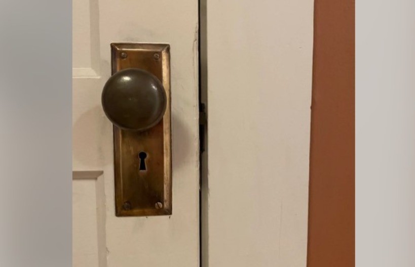 SKIDALA FARBU SA VRATA, A ONDA SE SLEDILA: Ono što je pronašla u kući staroj 112 godina šokiralo je ceo svet! (VIDEO)